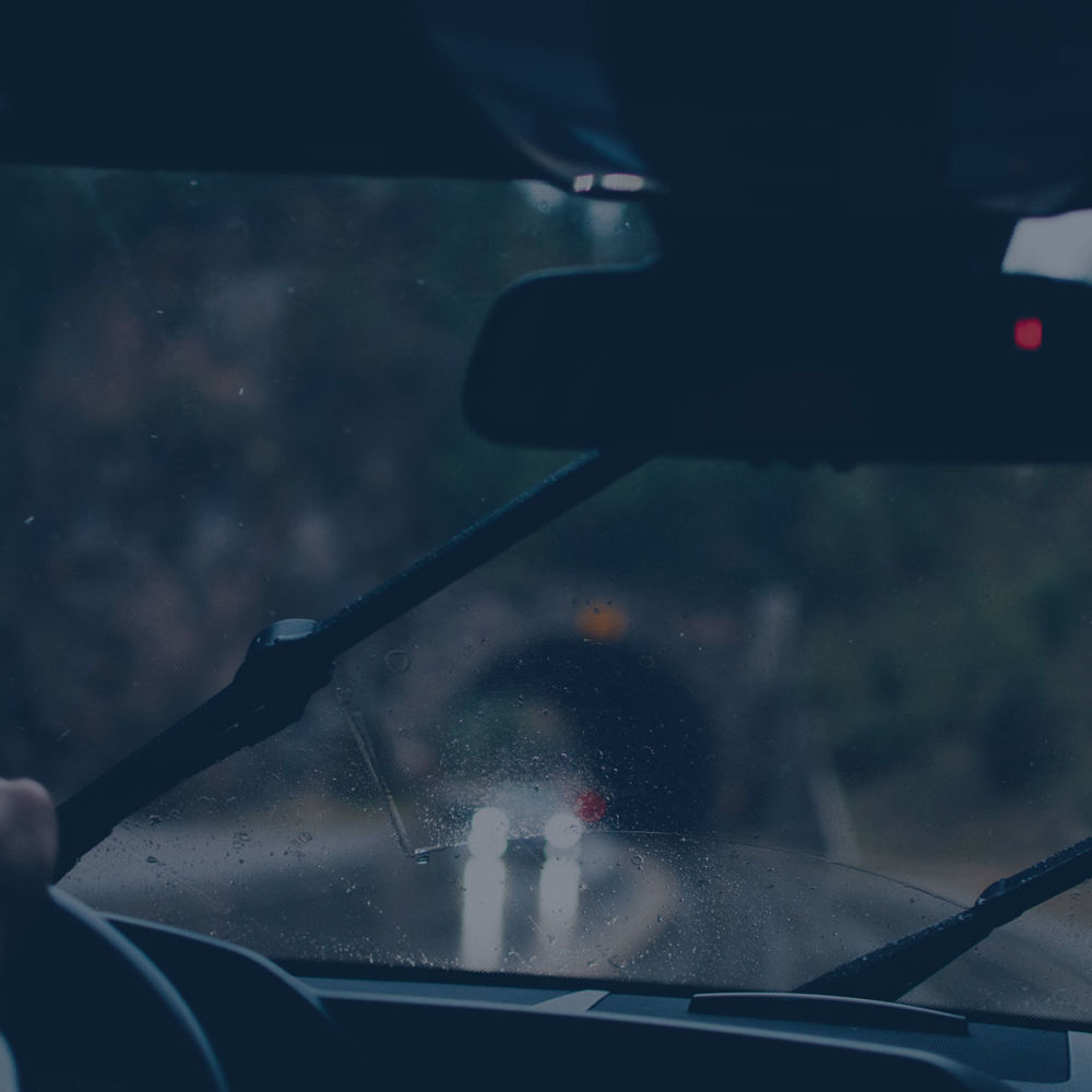 Körande bil, regnig väg - Glasmästare Uppsala